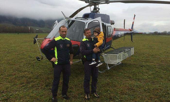 Pilot Erwin Groß und der Leiter der Alpinpolizei Spittal, Horst Wohlgemuth, mit dem kleinen Luis (2)
