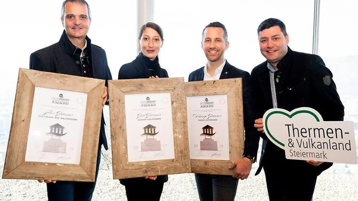Die Thermen-Geschäftsführer Gernot Deutsch (Heiltherme Bad Waltersdorf), Melanie Franke (Rogner Bad Blumau) und Philip Borckenstein-Quirini (Therme Loipersdorf) mit ihren Awards und Thermenland-Geschäftsführer Mario Gruber