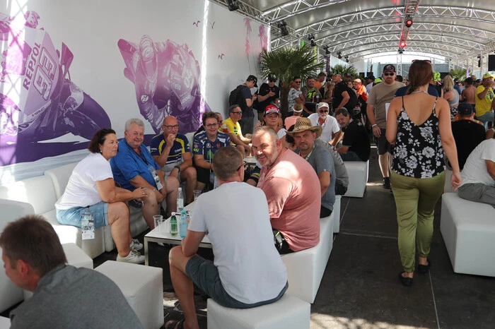 Die einen Fans genossen den Qualifying-Tag in "normaler" Bekleidung . . .