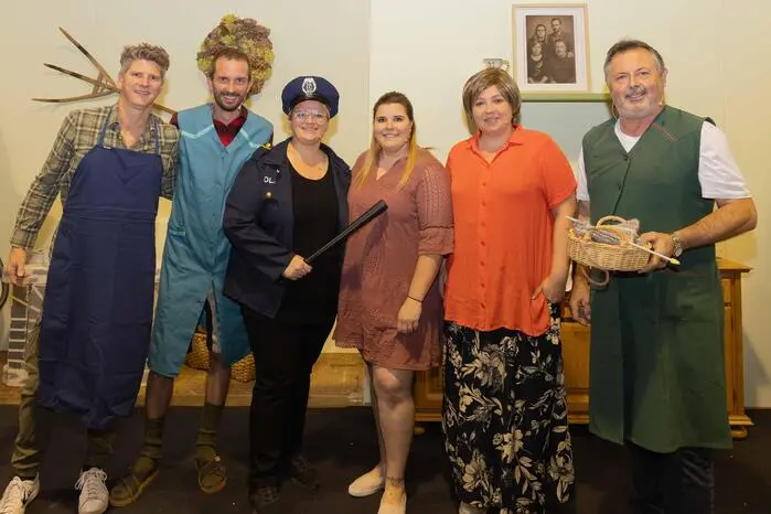 Das Theater Wildrose Pöllauberg bringt mit dem humorvollen Lustspiel beste Unterhaltung auf die Bühne.