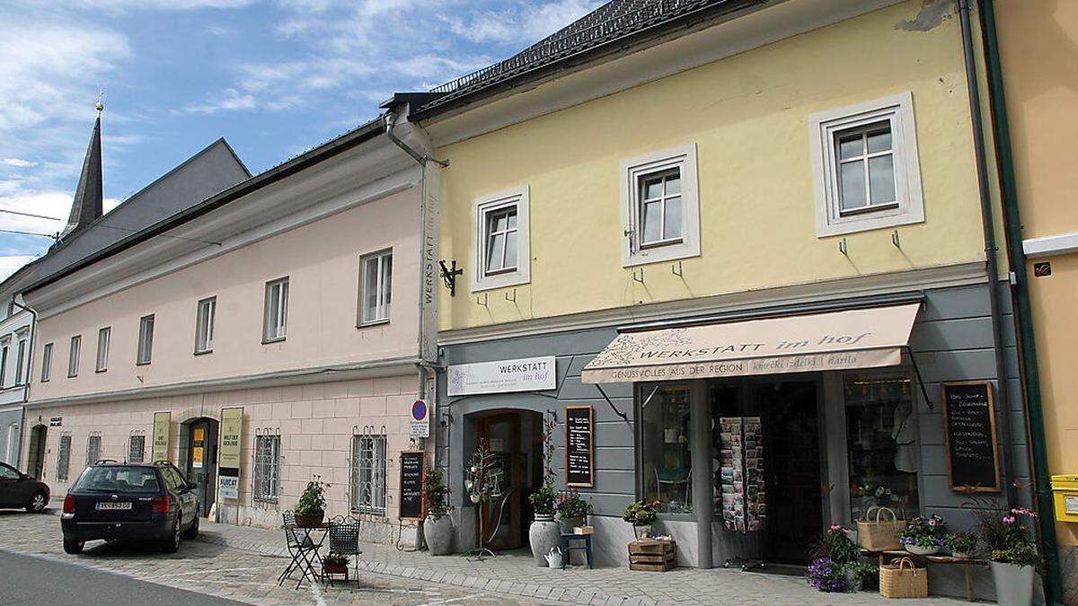 Das Bezirksgericht mit dem Geopark-Infozentrum und die „Alte Gemeinde“ (gelbes Haus rechts daneben)