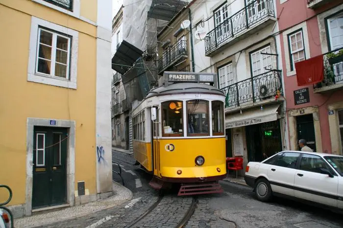 Portugal, Lissabon, Strassenbahnlinie 28 [ NUR FUER REDAKTIONELLE VERWENDUNG! (c) www.BilderBox.com, Erwin Wodicka, Siedlerzeile 3, A-4062 Thening, Tel. + 43 676 5103678.Verwendung nur gegen HONORAR, BELEG, URHEBERVERMERK nach AGBs auf bilderbox.com], Erdteil, Erdteile, euorpaeische, Europa, europaeischen, europaeischer, europaeisches, europäisch, europäische, europäischer, europäisches, europäsichen, Geografie, geografisch, Geographie, geographisch, Hauptstadt, Kontinent, Kontinente, Land, Länder, Lisbon, Lissabons, porto, Portugals, portugi, Portugiesen, portugiesisch, portugiesische, portugiesischen, portugiesischer, portugiesisches, Staat, Staaten, befoerdern, Befoerderung, Befoerderungen, Befoerderungsmittel, befördern, Beförderung, Beförderungen, Beförderungsmittel, Fahrzeug, Fahrzeuge, Infrastruktur, KFZ, KFZs, Nahverkehrsdrehscheibe, Nahverkehrsmittel, oeffentlich, oeffentlichen, oeffentlicher, oeffentlicher Personenverkehr, oeffentlicher Verkehr, oeffentliches, OEPNV, öffentlich, öffentlichen, öffentlicher, öffentlicher Personenverkehr, öffentlicher Verkehr, öffentliches, ÖPNV, Personenbefoerderung, Personenbefoerderungen, Personenbeförderung, Personenbeförderungen, Stadtverkehr, Strassenbahn, Strassenbahnen, Straßenbahn, Straßenbahnen, Tram, Trams, tramway, Transport, Transporte, Transportformen, transportieren, Transportmittel, Verkehrsformen, Verkehrsplanung, Verkehrspolitik
