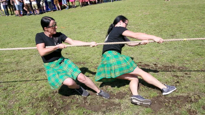 Seil ziehen (Foto), Baumstamm schmeißen, Most schöpfen, Scheibtruhen fahren und Bierle zipfeln: Das stand am Samstag bei den Highland-Games in der Gemeinde Metnitz im Mittelpunkt. 