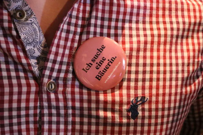 Jeder Gast wurde mit einem Button ausgerüstet. Verschiedene Sprüche kennzeichnen, ob man auf der Suche oder doch bereits vergeben ist.