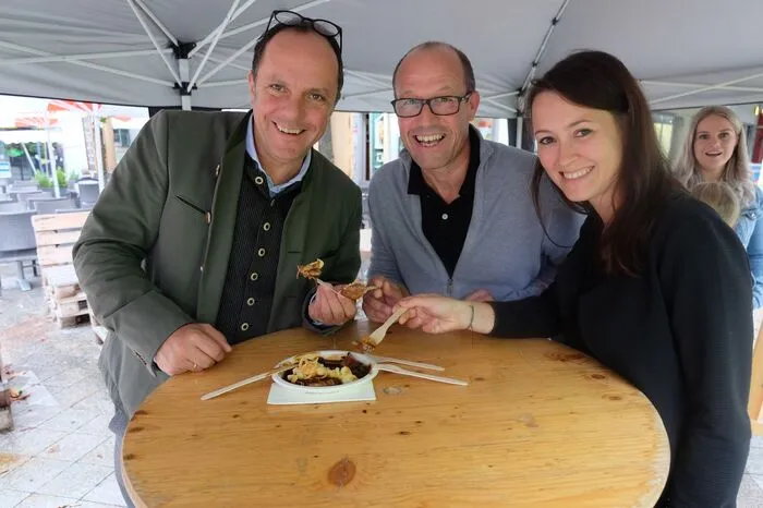 Auch Bürgermeister Christoph Stark, TIP-Geschäftsführer Gerwald Hierzi und Cynthia Fritz vom Stadtmarketing kosteten sich durch die Schmankerln.