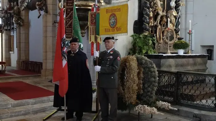 Er nennt sich „Internationaler Humanitärer Militärorden Ritter von Delo“ und sieht seine Aufgaben in der Betreuung von bedürftigen Menschen in Österreich und der Pflege der soldatischen Traditionen und der Kameradschaft.