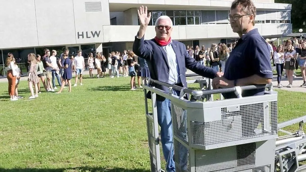 Walter Martitsch, der in den Ruhestand tritt, im Einsatzkorb der Feuerwehr