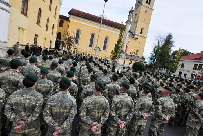 Am Vorplatz der Straßer Pfarrkirche begrüßte der Garnisonskommandant Oberst Georg Pilz zahlreiche Ehrengäste