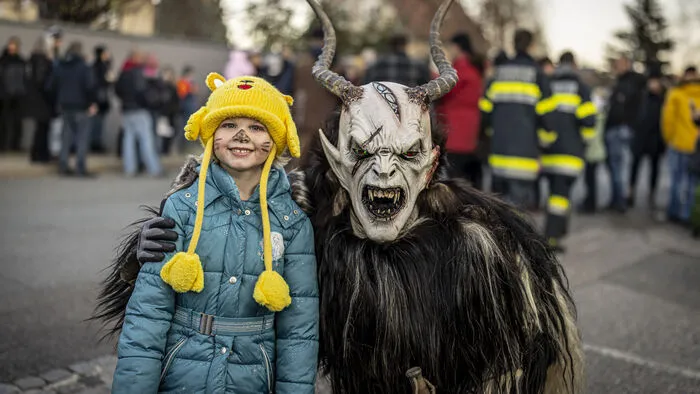 Groß und Klein schauten am Marienfeiertag beim Krampuslauf in Klagenfurt-Annabichl vorbei.