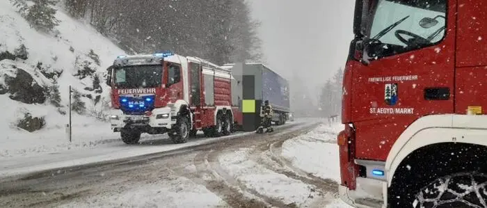 Am Lahnsattel musste die Feuerwehr zur Bergung von Lkws ausrücken