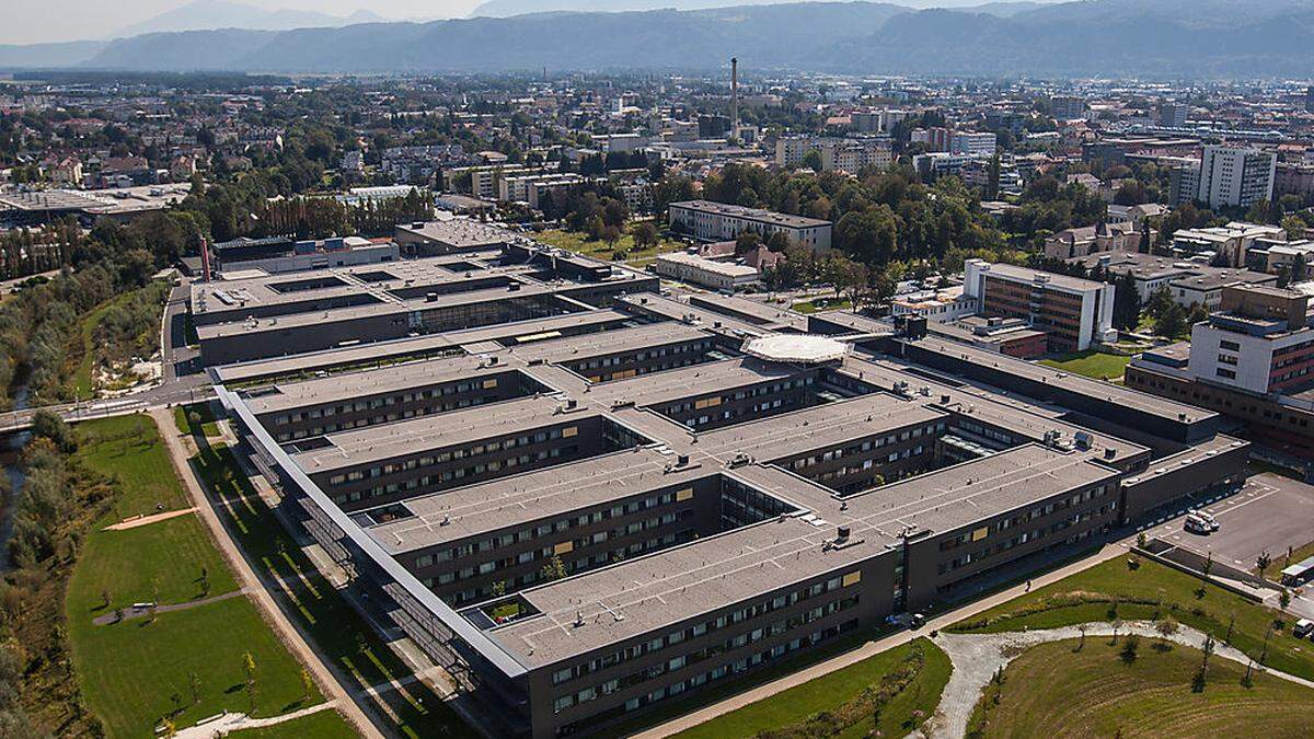 Mit dem Hubschrauber wurde der Verletzte ins Klinikum Klagenfurt geflogen