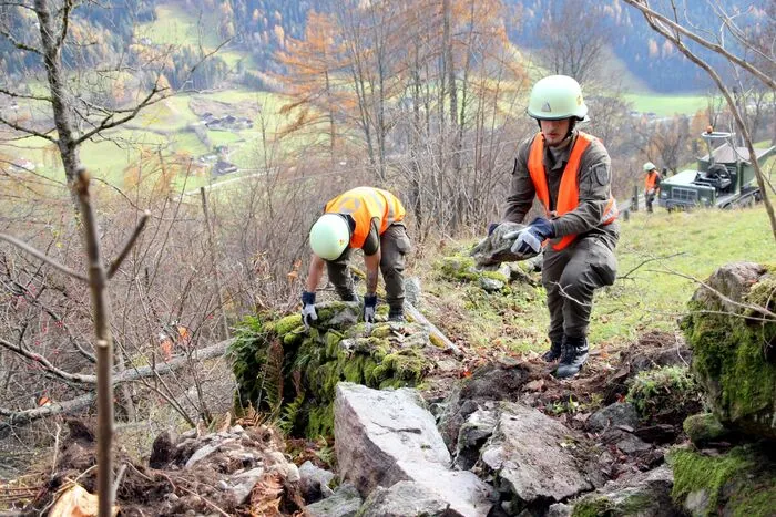 Mit einem „Alouette 3“-Hubschrauber machte sich gestern DI Gerd Sandrieser, Bezirksförster der BH Spittal/Drau, ein Bild von den Schadausmaße im Drau- und Mölltal. Durch diese Erkundungsflüge werden, wenn „Gefahr in Verzug“ besteht, weitere Einsatzstellen/-gebiete für die Kärntner Soldaten festgelegt.
