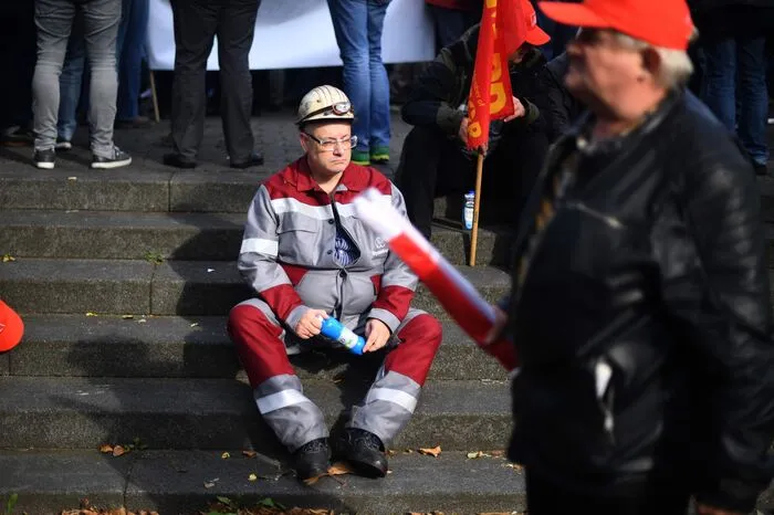 Die Demonstranten forderten den Erhalt der deutschen Standorte und den Verzicht auf betriebsbedingte Kündigungen. Auch die derzeit geplante Verlagerung des Unternehmenssitzes in die Niederlande dürfe nicht über den Kopf der Belegschaft hin entschieden werden.