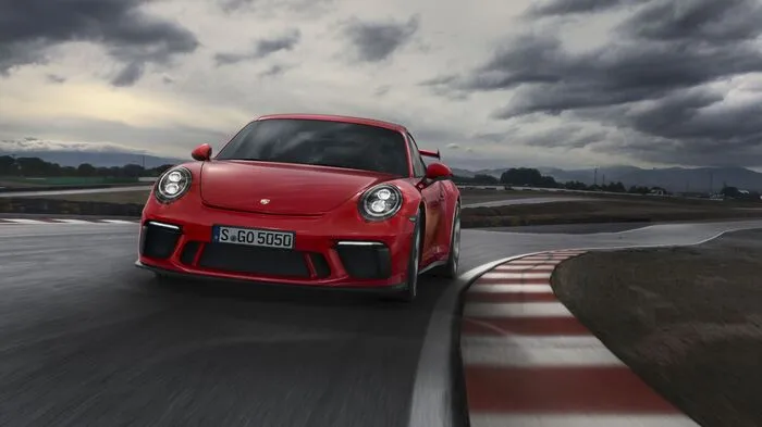 Aufatmen: Der neue Porsche GT 3 verfügt weder über weniger Hubraum noch über Turbolader. Sondern über eine Weiterentwicklung besagten Vierliter-Boxermotors. Der hoch drehende Saugmotor mit 500 PS stammt nahezu unverändert aus dem Rennwagen 911 GT3 Cup.