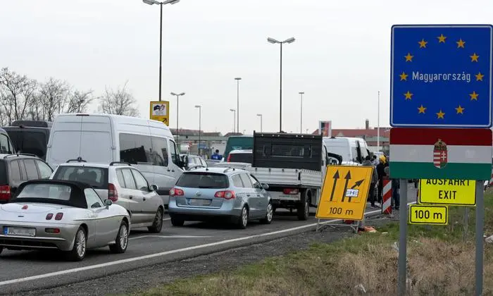 Nach Angaben der Polizei hatte sich am Vormittag ein Lkw-Rückstau von 17 Kilometern gebildet, die Pkw stauten sich fünf Kilometer lang.