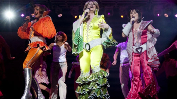 Knallbunt und schmissig: Das Abba-Musical "Mamma Mia!", 1999 uraufgeführt, zählt zu den Mitbegründern des Jukebox-Musical-Booms. Dabei werden bekannte Hits in Musicals verarbeitet.
