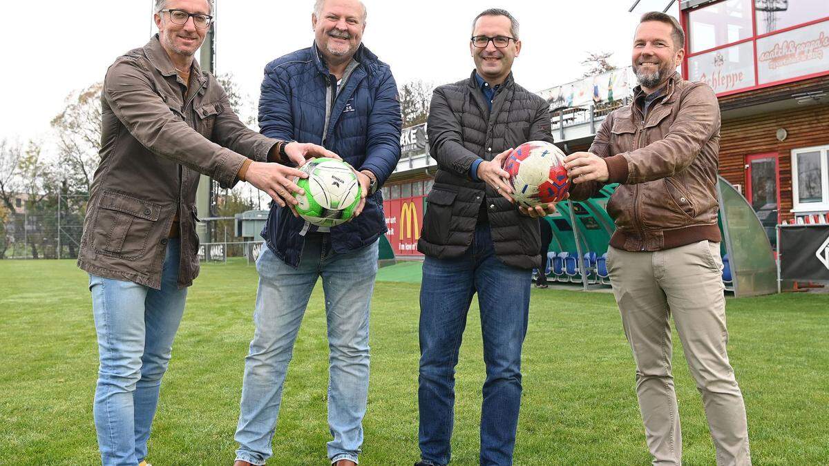 Christian Jochum (DS Klagenfurt Sport), Tibor Szabo (STW-Energiezentrum), Franz Petritz (Sportstadtrat) und Mario Scharrer (Abt. Facility Management) freuen sich, den Fußballvereinen eine Energiebedarfsanalyse bereitstellen zu können