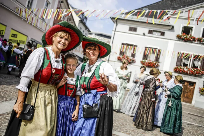 Schon bei der Eröffnung, dem Hochamt und dem Bieranstich, zogen hunderte Besucher in Tracht in die Stadt...