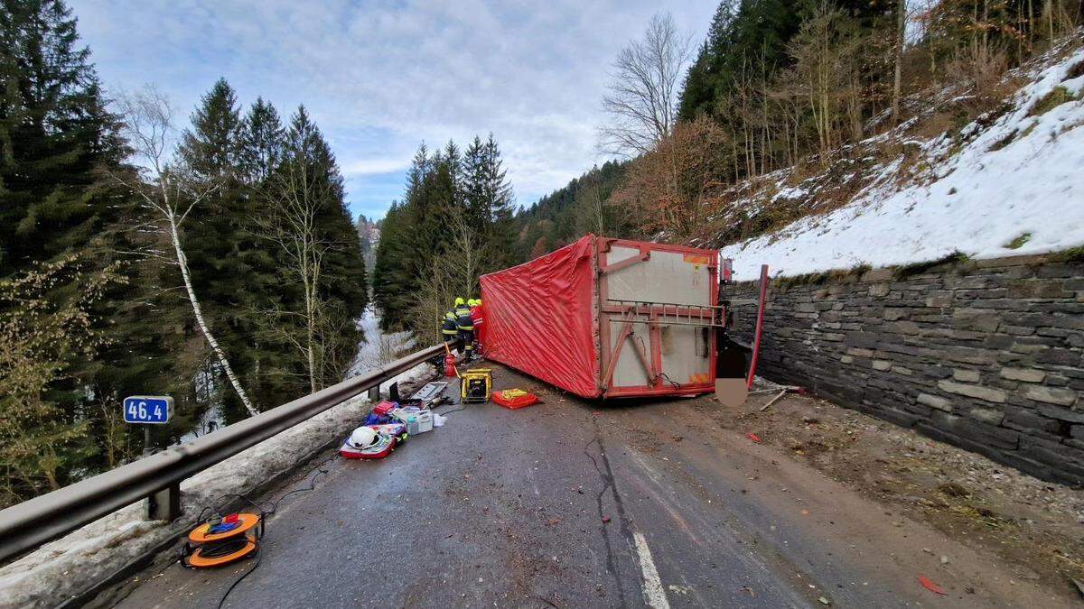 Der Lkw-Lenker musste mit dem Rettungshubschrauber ins LKH Graz geflogen werden