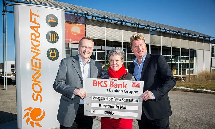 Die Geschäftsführer Primus Spitzer (links) und Gerhard Mikl bei der Übergabe an Susanne Koschier (Kärntner in Not)