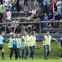 Der Schiedsrichter-Assistent wurde mit einer Trage vom Platz gebracht