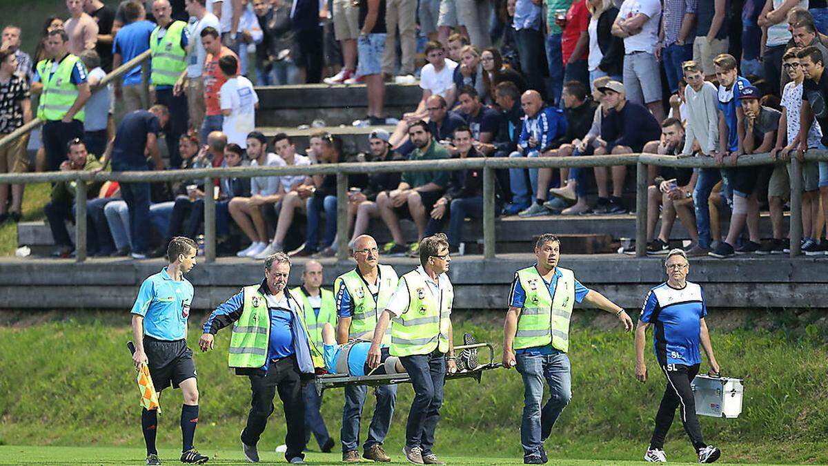 Der Schiedsrichter-Assistent wurde mit einer Trage vom Platz gebracht