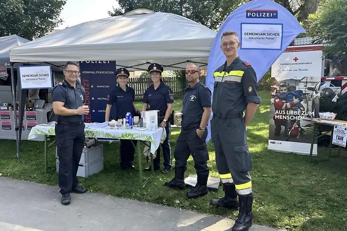 Die Polizeiinspektion Trofaiach war mit einem Informationsstand vor Ort und lud im Rahmen des Programmes „Coffee with Cops“ interessierte Menschen, bei Gesprächen in zwangloser Atmosphäre, zu einem Becher Kaffee ein. So konnte das eine oder andere Vorurteil und so manche Barriere abgebaut werden.