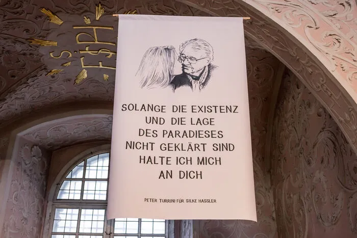 Insgesamt zwölf Fahnen hat Harald Schreiber mit Porträts von heimischen Geistesgrößen versehen und durch Texte von ihnen ergänzt.