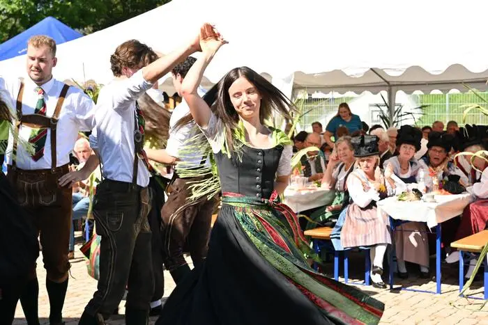 Die Landjugend Zweinitz begeisterte die Besucher mit dem Auftanz.