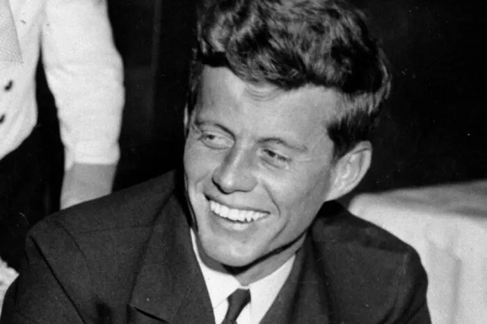 1940: Abschluss des Studiums der Politikwissenschaften an der Elite- Universität Harvard mit Auszeichnung. Nachdem sein ältester Bruder Joseph im Zweiten Weltkrieg stirb, tritt John F. Kennedy, der auch "Jack" genannt wird, in dessen Fußstapfen. Der Vater hatte für ihn eine politische Karriere vorgesehen.