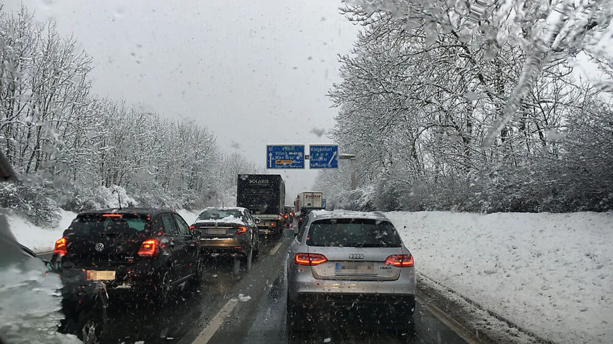 Auf der Klagenfurter Schnellstraße in Richtung Klagenfurt steht alles