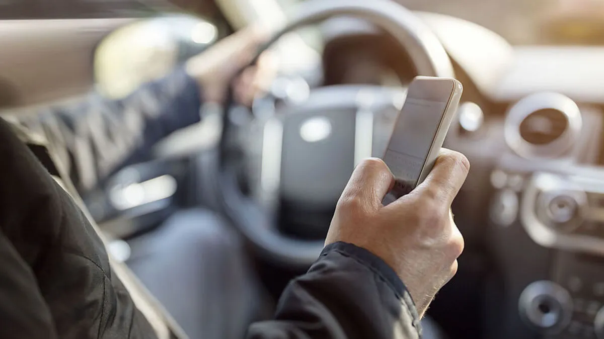 In zweiter Spur gehalten, weil er telefonieren wollte