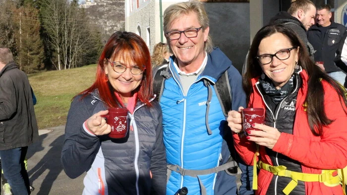Zahlreiche Bergwanderer aus ganz Kärnten nahmen am letzten Tag des Jahres 2022 an der Silvester-Familienwanderung auf den Christofberg teil.