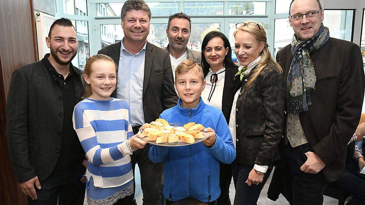 Porcia-Center Projektleiter Thomas Grasser, Bürgermeister Gerhard Pirih, die Lokalbetreiber Franz und Tamara Olivotto, sowie Dominik und Barbara Schantl mit ihren Kindern Valentina und Julius