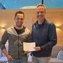 Gewinner Marcel Bacher erhielt den Preis von Geschäftsführer der NWL Tourismus Markus Brandstätter 