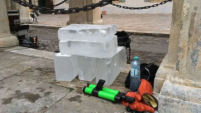 Ein paar Eisblöcke blieben im Landhaushof nach den Arbeiten an der Eiskrippe ´übrig´. Für seine Arbeit verwendete Kimmo Frosti Spezialhandschuhe