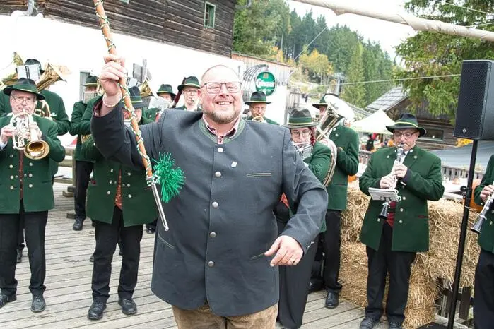 Höhepunkt des Festes war am Sonntag: Der feierliche Einmarsch des Gösser Musikvereins und der Bieranstich sorgten für ausgelassene Stimmung, gefolgt von der Darbietung der Volkstanzgruppe Mautern.