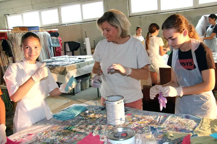 Die Kinder, geschützt mit Plastikschürzen, sind eifrig und fröhlich am Werken, am Auftragen von Farben, am Bemalen von Flaschen und am Gestalten von eigenen Kunstwerken. So meint etwa Selina Eckhart, dass es ihr „Spaß macht, kreativ tätig sein zu können und ohne Vorgaben nach eigenen Vorstellungen zu werken. Und unsere Werke auch mit nach Hause nehmen zu dürfen.“ Ihre Kollegin Rebeka Kamer freut sich, „Sachen zu tun, die sonst nicht möglich sind, wie etwa Flaschen bemalen.“ 