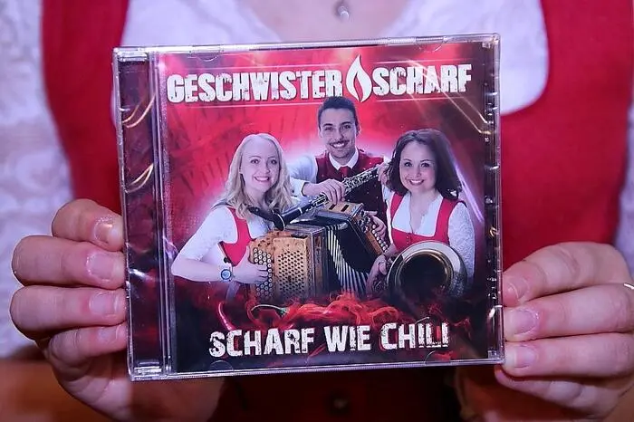 Die aus dem kärntnerischen Bad St. Leonhard stammende Gruppe „Geschwister Scharf“ präsentierte ihre dritte CD mit dem Titel „Scharf wie Chili“.