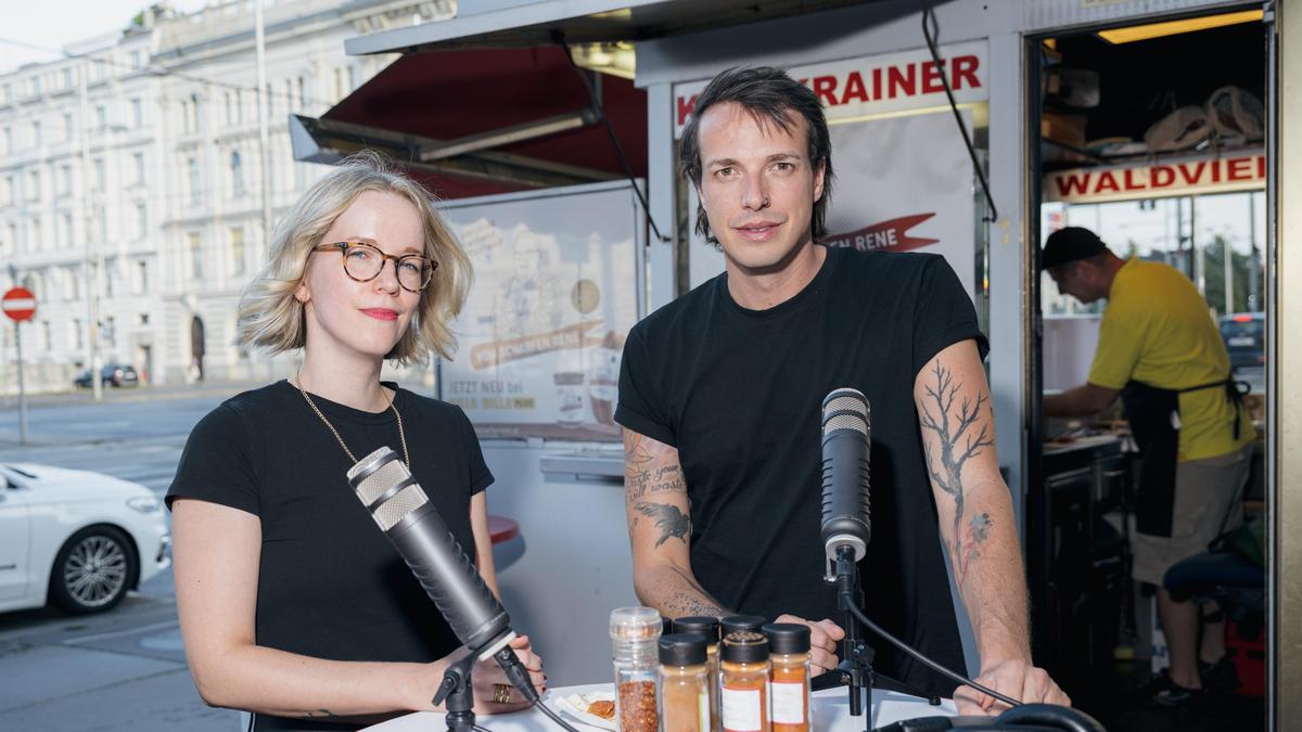 Christina Traar (Kleine Zeitung) beim „Scharf nachgefragt“ Wahl-Podcast mit Bierpartei-Chef Dominik Wlazny 