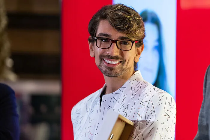 Kategorie Newcomer: Robert Adler (29) ist Seniorenbetreuer im Heim der Volkshilfe Laßnitzhöhe. Was ihn auszeichnet? "Dass ich immer alles mit Humor nehme." Er kann so einige lustige Anekdoten von walzertanzenden und blumenverschenkenden Heimbewohnerinnen und Heimbewohnern erzählen, die er auch in einem Buch festgehalten hat. Dass er den Award gewonnen hat, konnte er nicht fassen. Nach dem „Wow!“ kam ein "I glaubs nit".