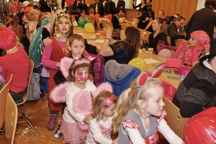 Dazu eingeladen hat der Elternverein der Volksschule, deren Obmann Jürgen Mußbacher als Clown verkleidet die Kinderpolonaise anführte und zum Kindertanz auf die Bühne einlud.