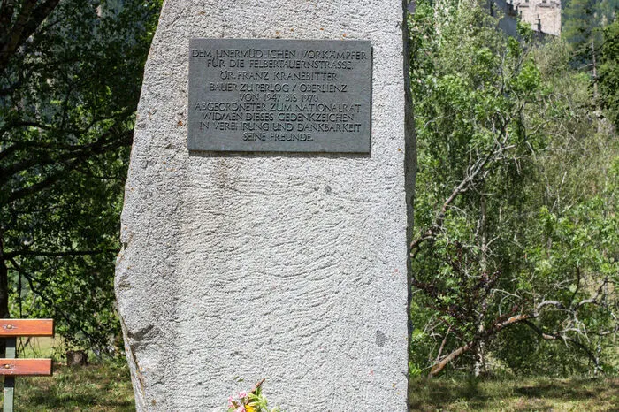Gedenken an die Zeit des Baues, der auch Opfer forderte