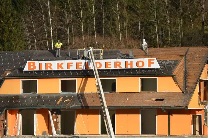 An der Stelle des traditionsreichen Gasthofs, der seit 1903 bestanden hatte und 1972 völlig neu aufgebaut wurde, wird ein Hofer-Supermarkt errichtet.