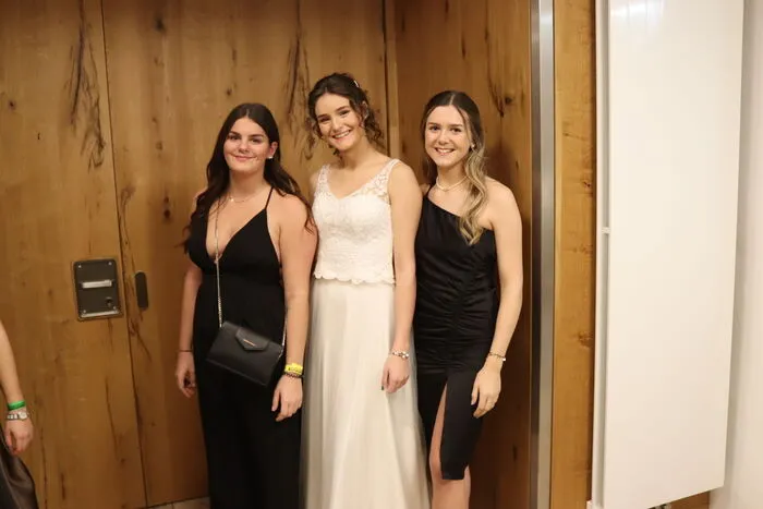 Girls, Girls, Girls... besonders die weiblichen Ballbesucherinnen strahlten in festlicher Garderobe und mit einem glücklichen Lächeln.