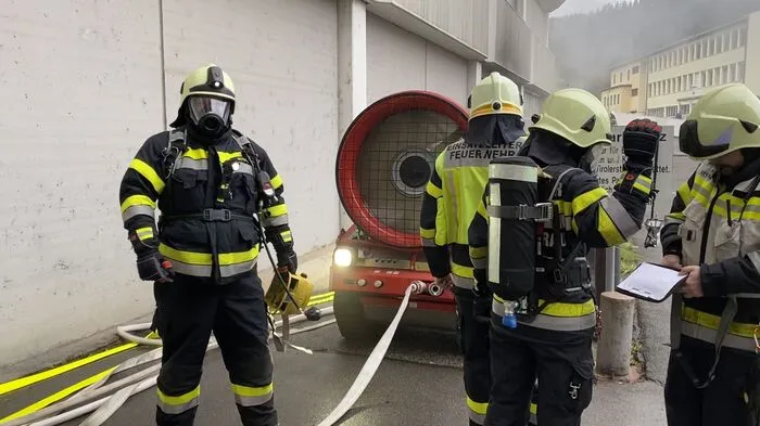 Mit Atemschutzgeräten mussten die Feuerwehrleute in der Tiefgarage die Pkw-Brände bekämpfen