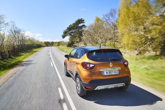 Kein Wunder, dass sich der Captur im Laufe der Zeit zu einer fixen Größe in der Modellpalette gemausert hat. Nach dem Clio ist er der erfolgreichste Renault in Österreich, hat einen extrem hohen Privatkundenanteil und die Dieselquote liegt bei überschaubaren 25 Prozent. Und damit es auch in der zweiten Lebenshälfte so munter weiter geht, unterzogen die Franzosen ihr Erfolgsmodell einer sanften Modellpflege.