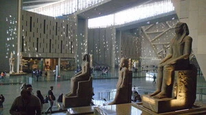 Die Pharaonen säumen den Treppenaufgang des neuen Museums 