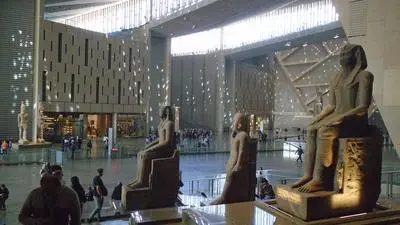 Die Pharaonen säumen den Treppenaufgang des neuen Museums 