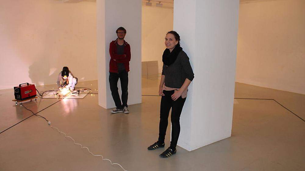 Bernd Klug und Johanna Tiedtke verfolgen noch die letzten Aufbauschritte in der Galerie Freihausgasse, ab Donnerstag ist ihre Installation zu erleben	